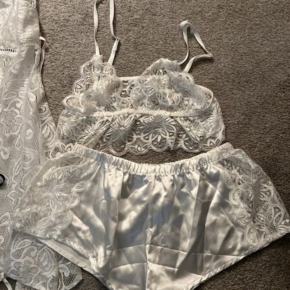 3 Nightgowns/Lingerie - Picture 2 of 11